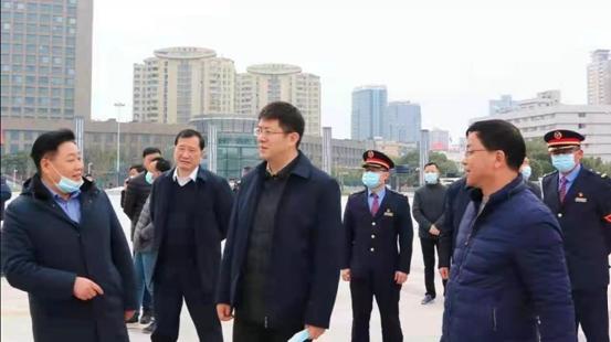 市領導慰問蕪湖站西廣場一線建設者