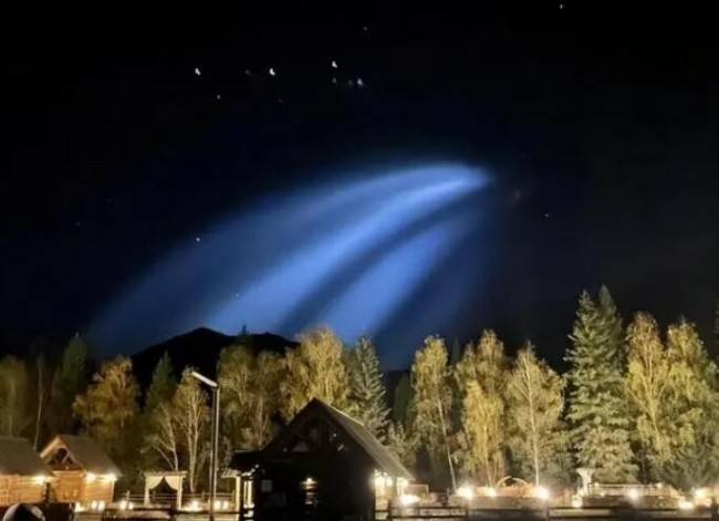 新疆多地拍到空中巨大發(fā)光不明飛行物！傾斜朝向地面